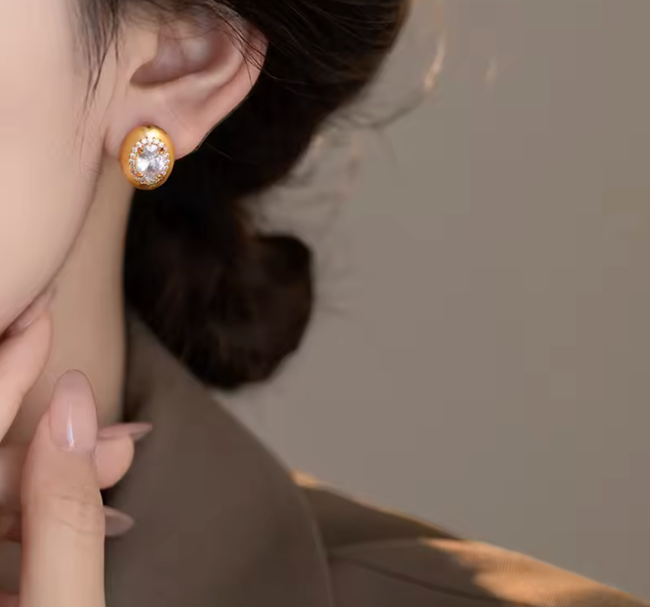 Mid Ancient Style Metal Brushed Oval Stud Earrings with Rhinestone Inlay
